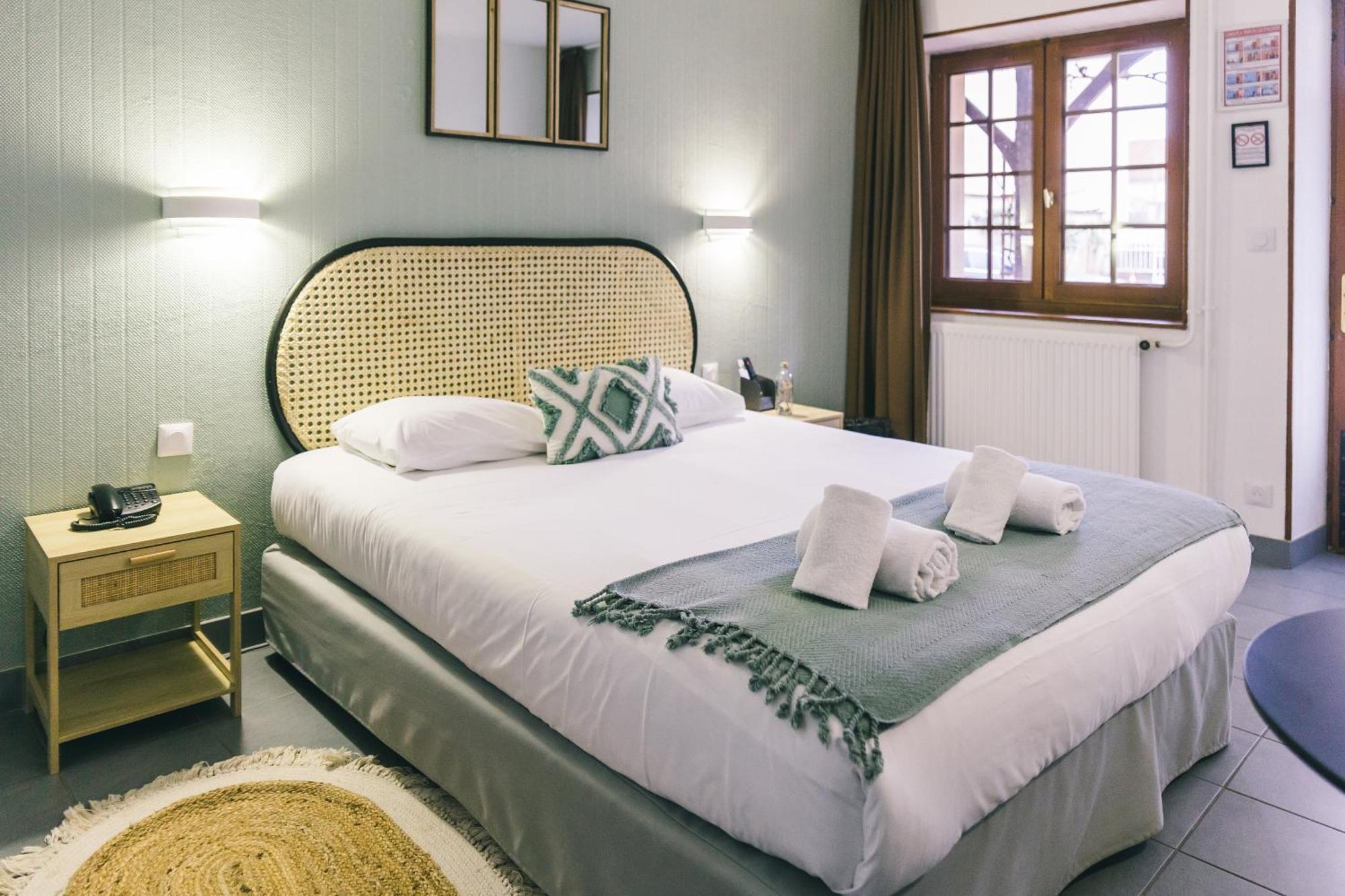 Logis Hotel & Restaurant Le Soleil D'Or Montigny-la-Resle Eksteriør billede