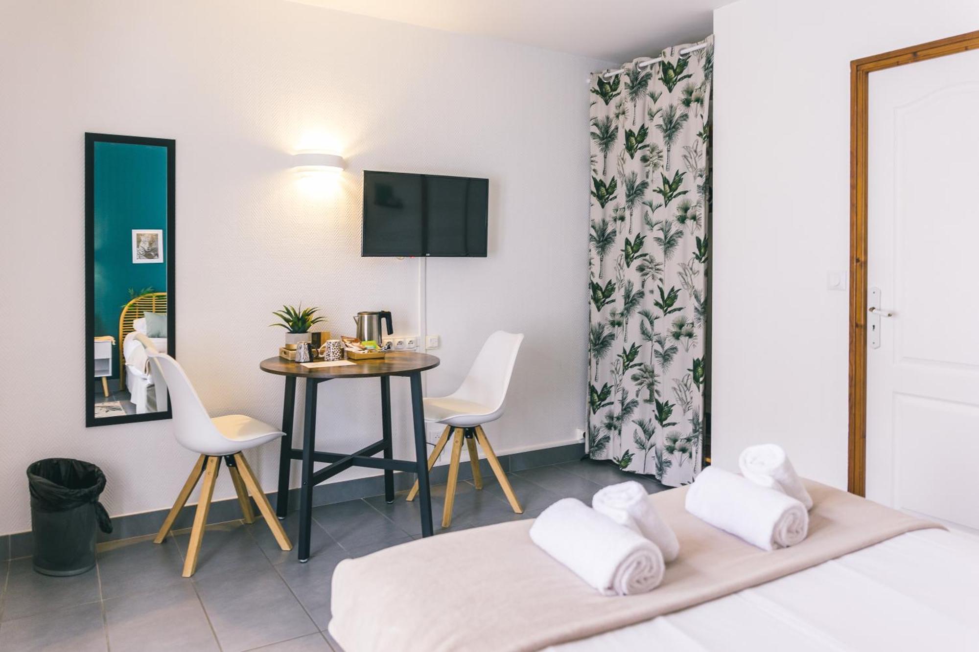 Logis Hotel & Restaurant Le Soleil D'Or Montigny-la-Resle Eksteriør billede