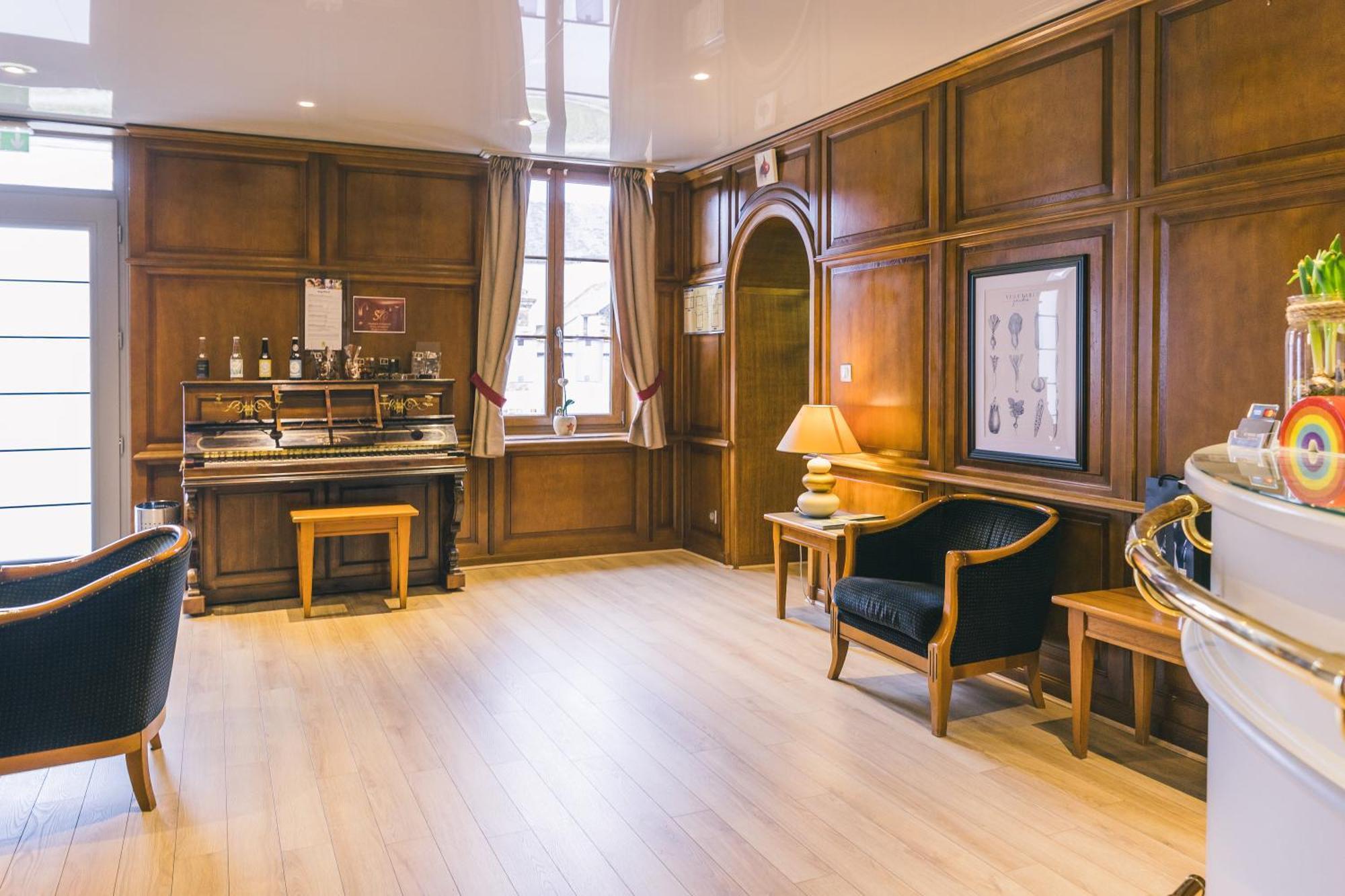 Logis Hotel & Restaurant Le Soleil D'Or Montigny-la-Resle Eksteriør billede