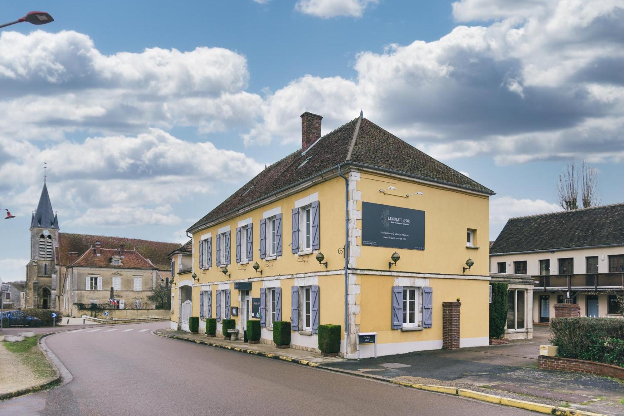 Logis Hotel & Restaurant Le Soleil D'Or Montigny-la-Resle Eksteriør billede