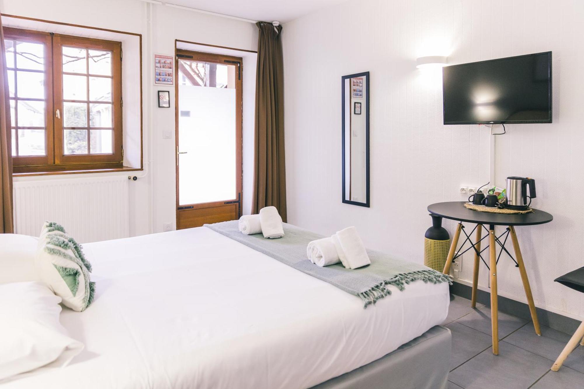 Logis Hotel & Restaurant Le Soleil D'Or Montigny-la-Resle Eksteriør billede