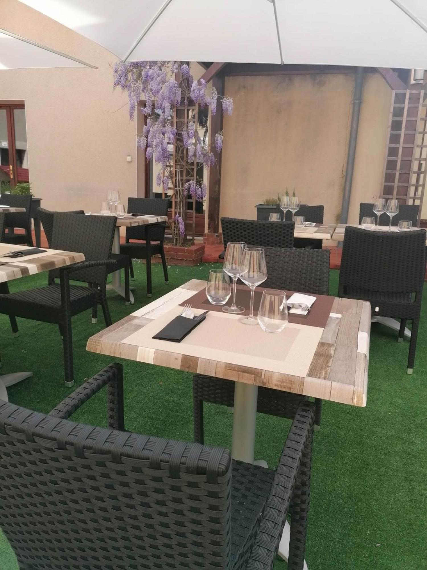 Logis Hotel & Restaurant Le Soleil D'Or Montigny-la-Resle Eksteriør billede
