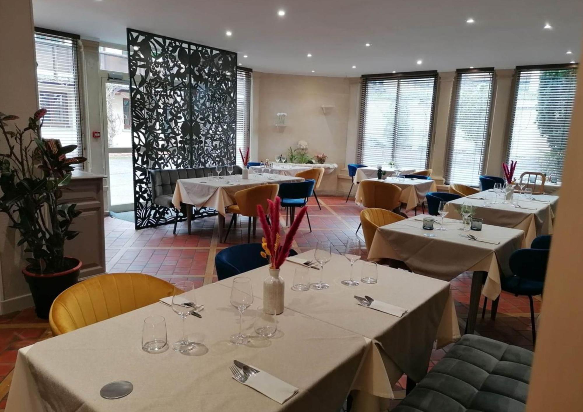Logis Hotel & Restaurant Le Soleil D'Or Montigny-la-Resle Eksteriør billede